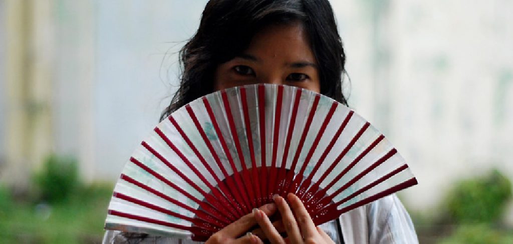 How to Fix a Hand Fan